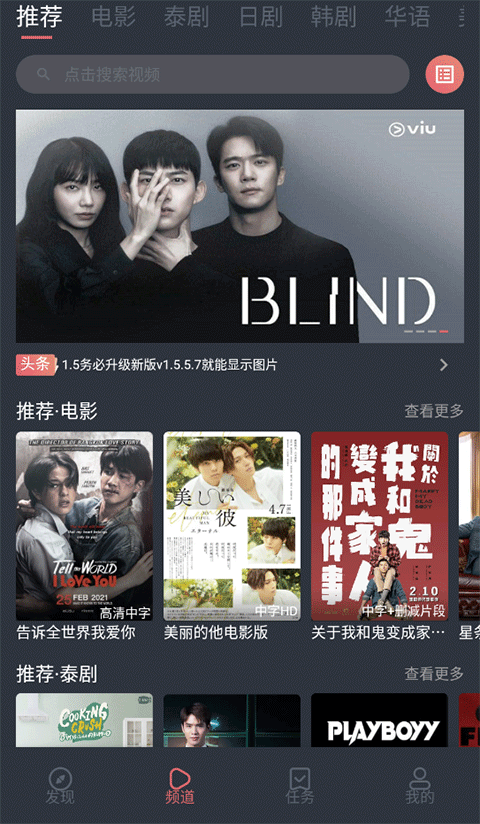 柯基犬在悬浮的彩虹桥上追蝴蝶的壁纸